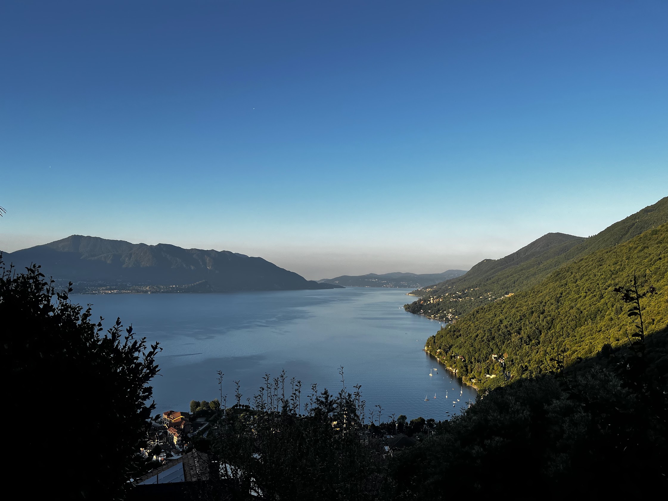 Blick aus dem Schlafzimmer der Casa Valle auf den Lago Maggiore und die Berge